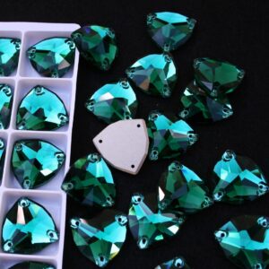 Emerald színű trilliant alakú kristály