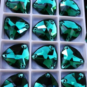 Emerald színű trilliant alakú kristály