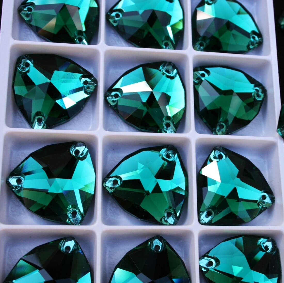 Emerald színű trilliant alakú kristály