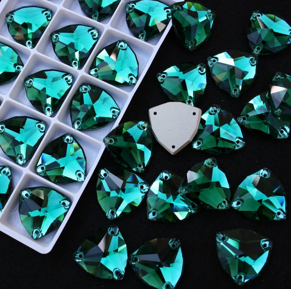 Emerald színű trilliant alakú kristály