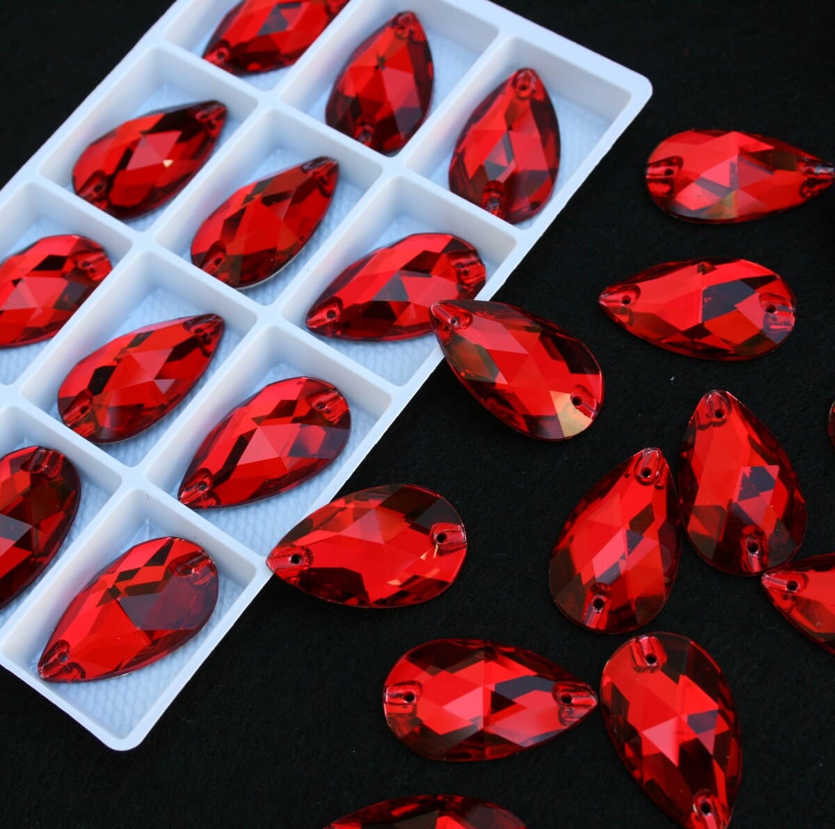 Siam színű csepp alakú kristály