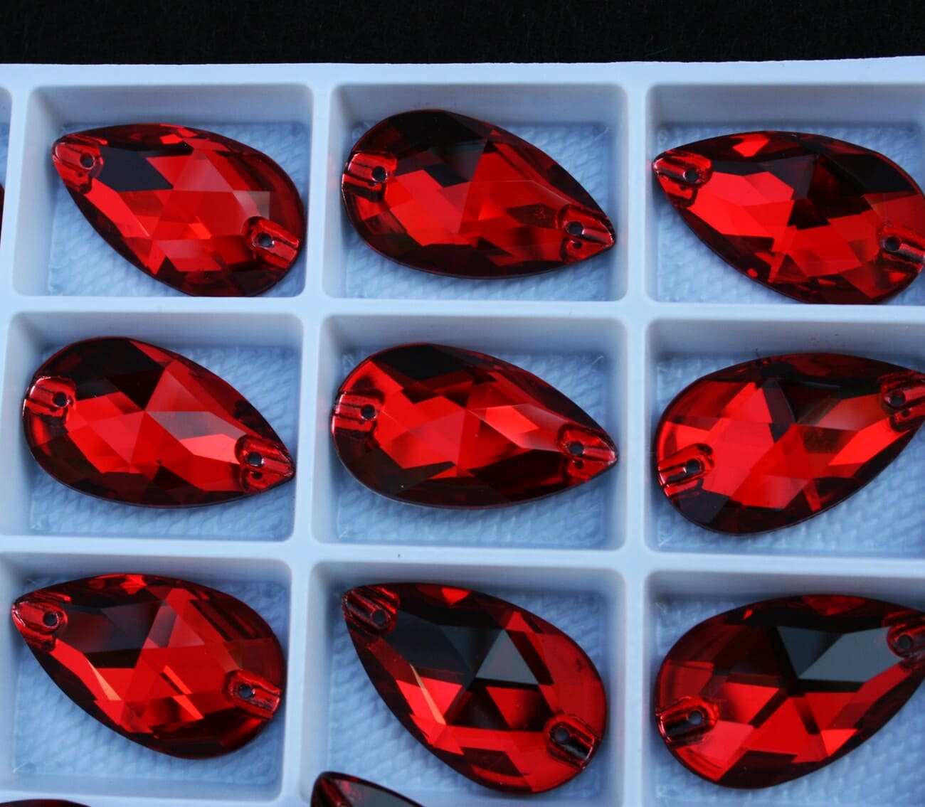 Siam színű csepp alakú kristály