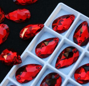 Siam színű csepp alakú kristály