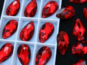 Siam színű csepp alakú kristály