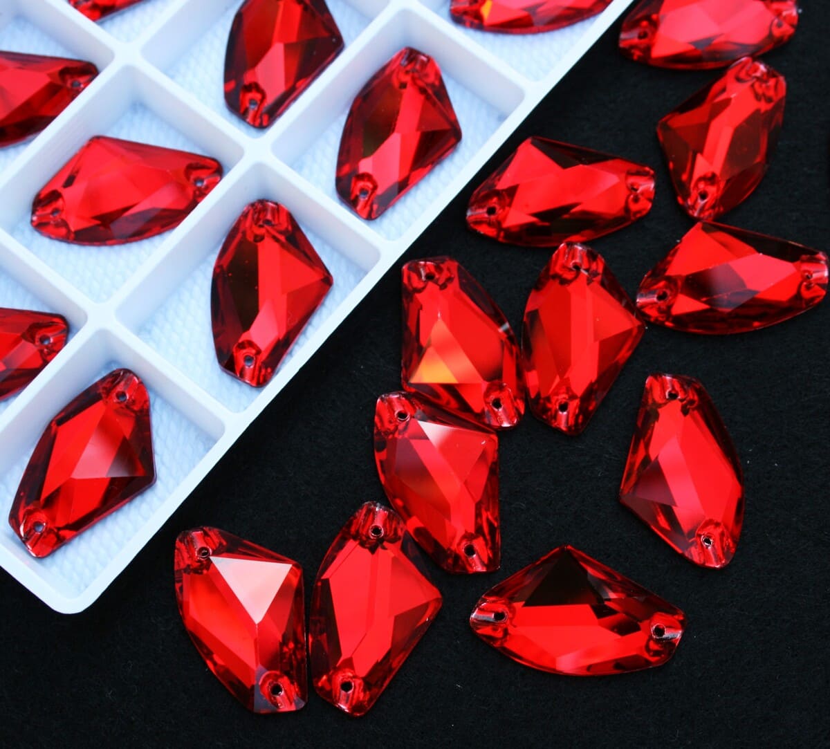 Siam színű ék alakú kristály