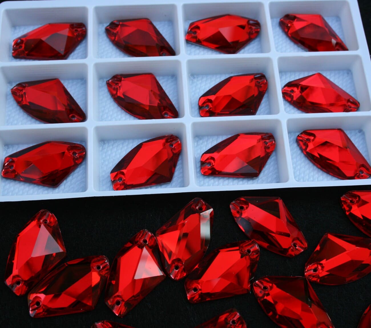 Siam színű ék alakú kristály