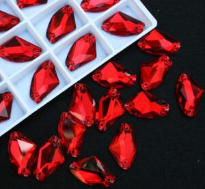 Siam színű ék alakú kristály