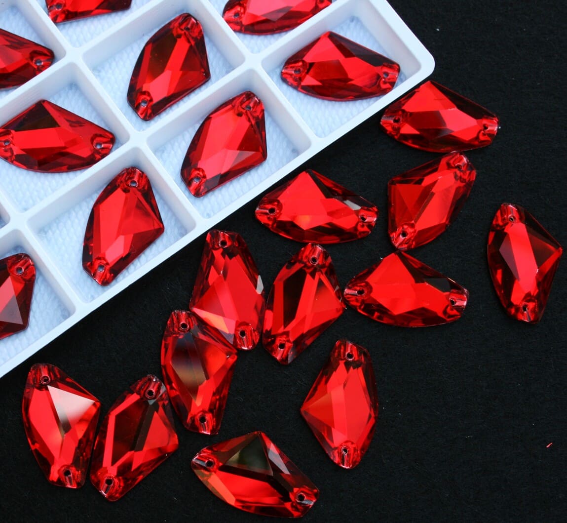 Siam színű ék alakú kristály