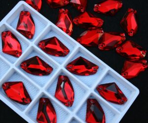 Siam színű ék alakú kristály