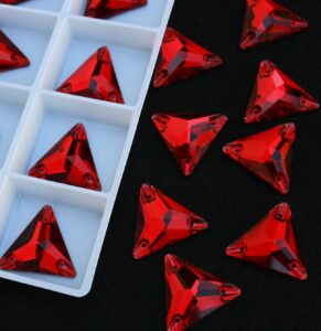 Siam színű háromszög alakú kristály