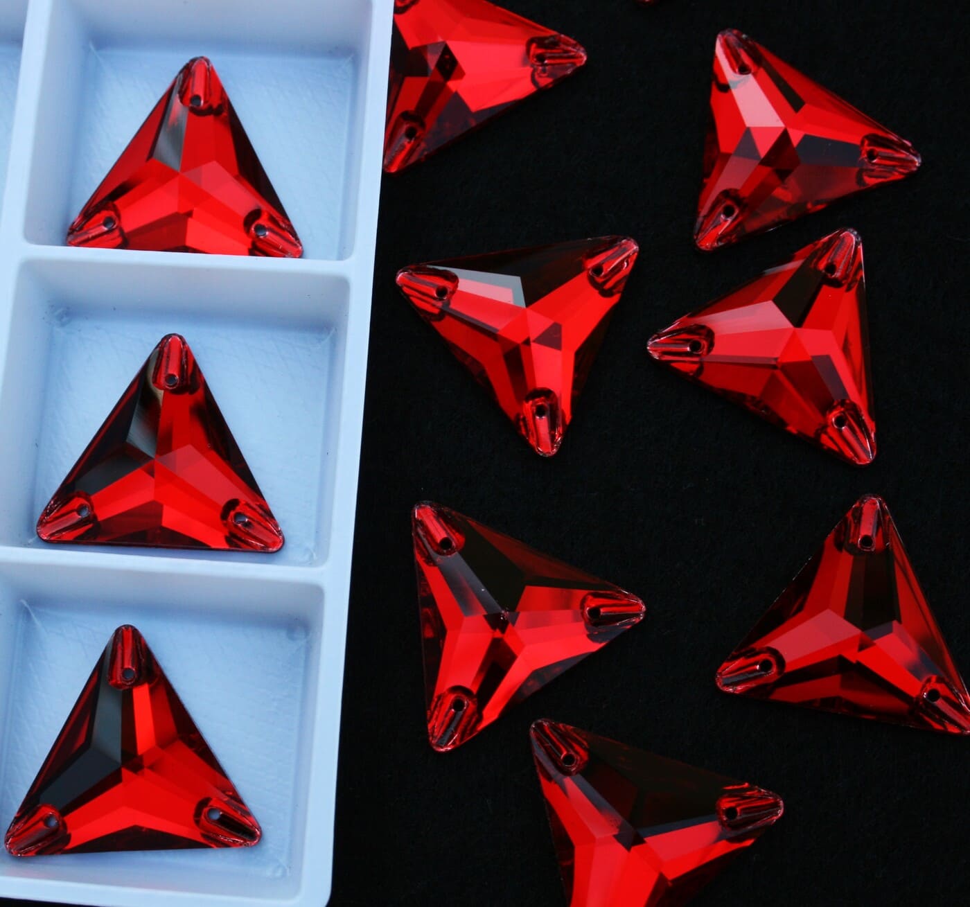 Siam színű háromszög alakú kristály