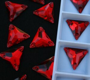 Siam színű háromszög alakú kristály