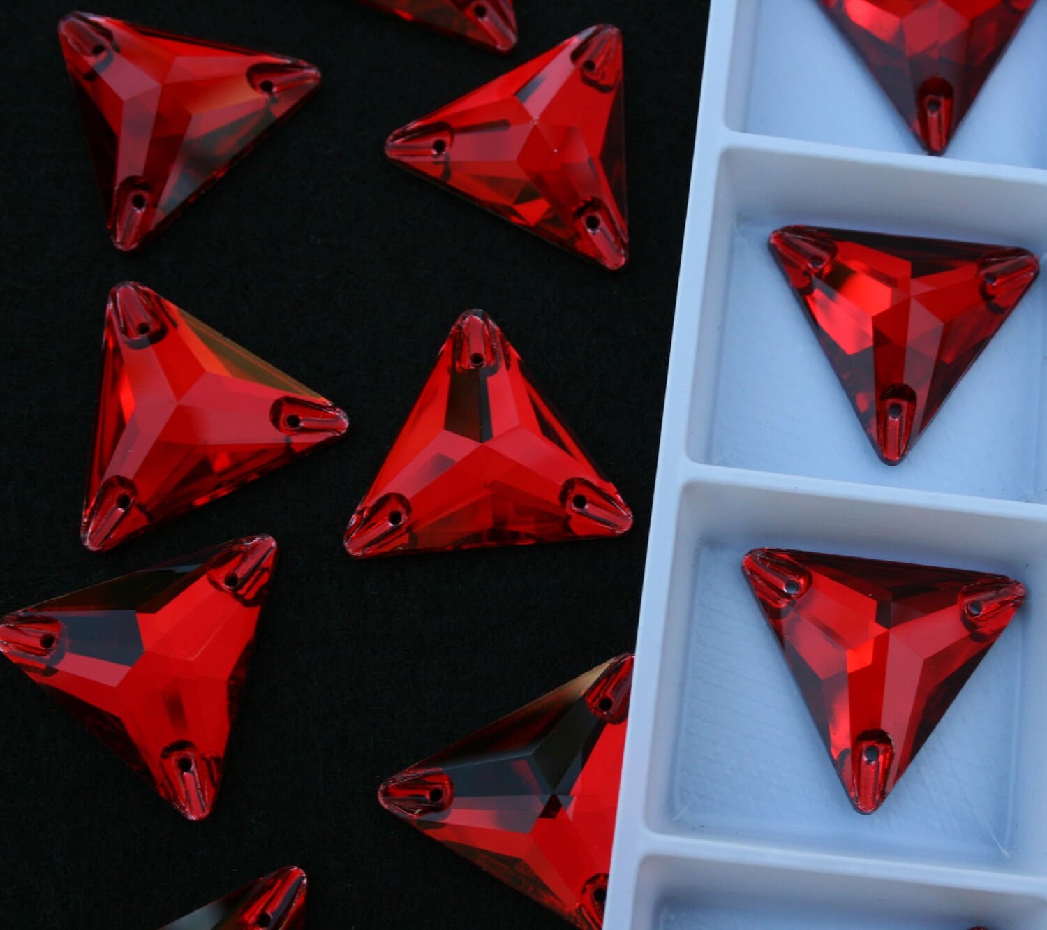 Siam színű háromszög alakú kristály