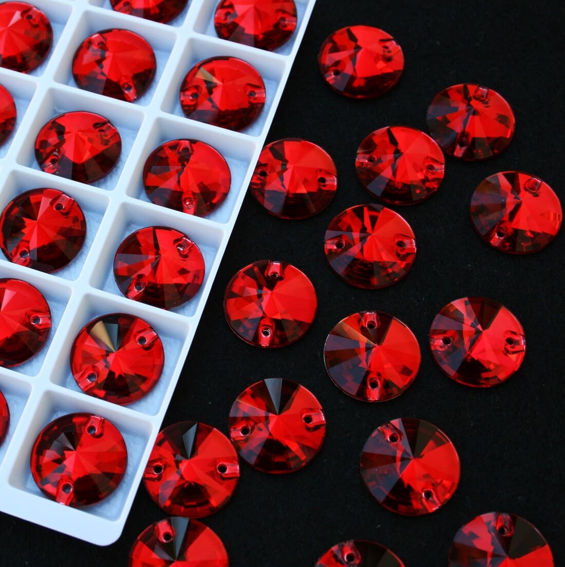 Siam színű kör alakú kristály