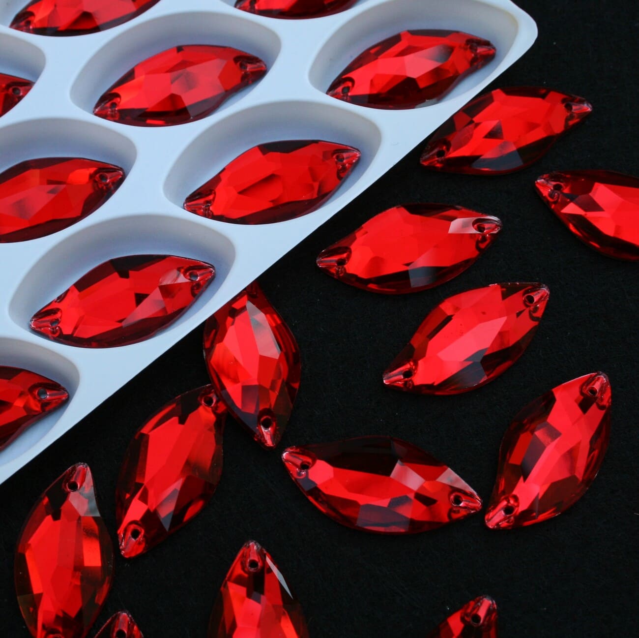 Siam színű levél alakú kristály