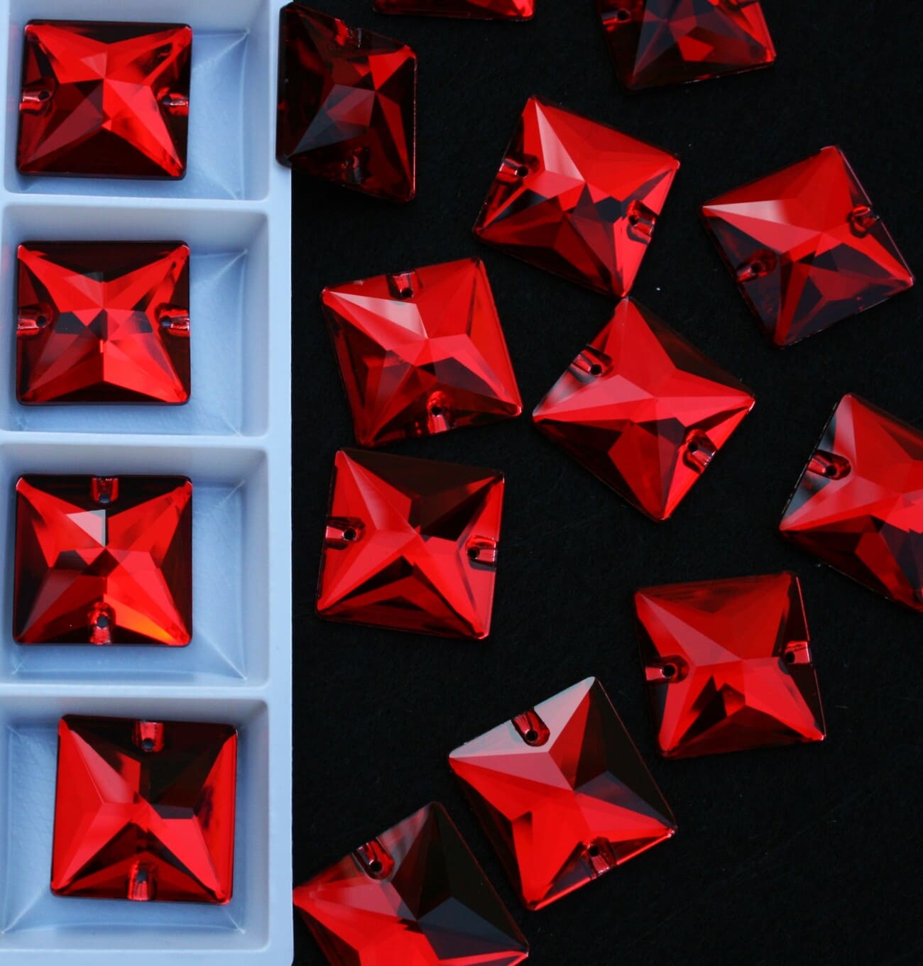 Siam színű négyzet alakú kristály