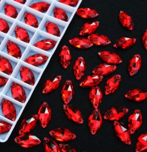 Siam színű zabszem alakú kristály