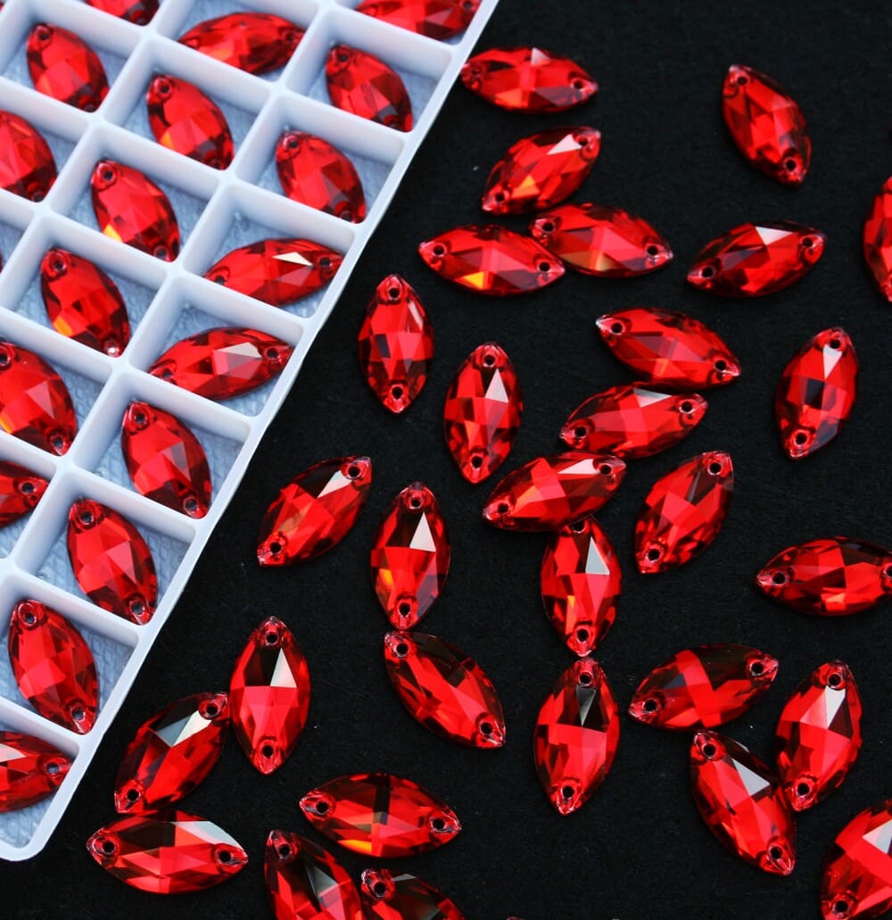 Siam színű zabszem alakú kristály