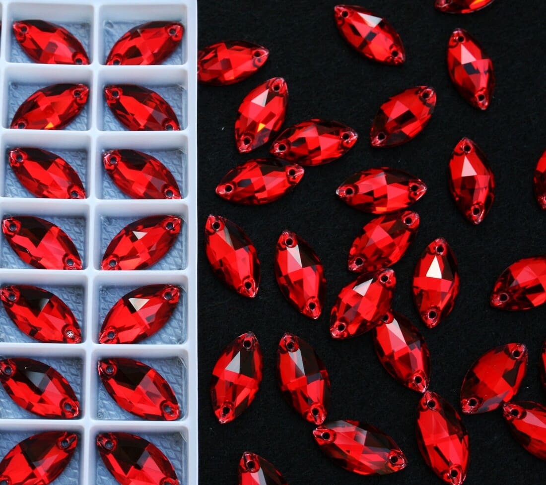 Siam színű zabszem alakú kristály