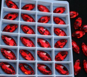 Siam színű zabszem alakú kristály