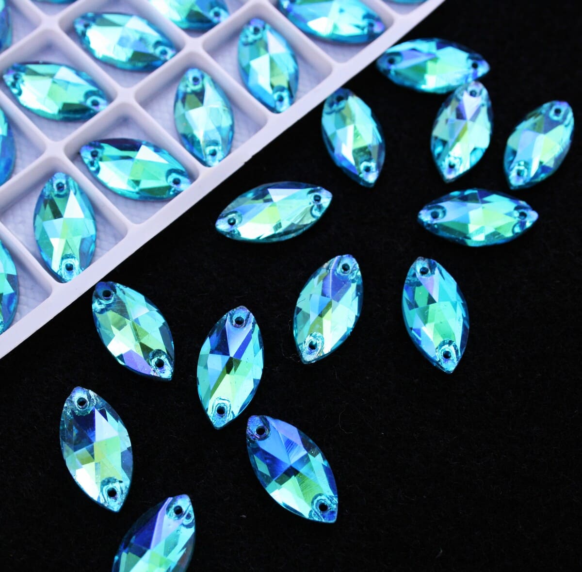 Aquamarine AB színű zabszem alakú kristály