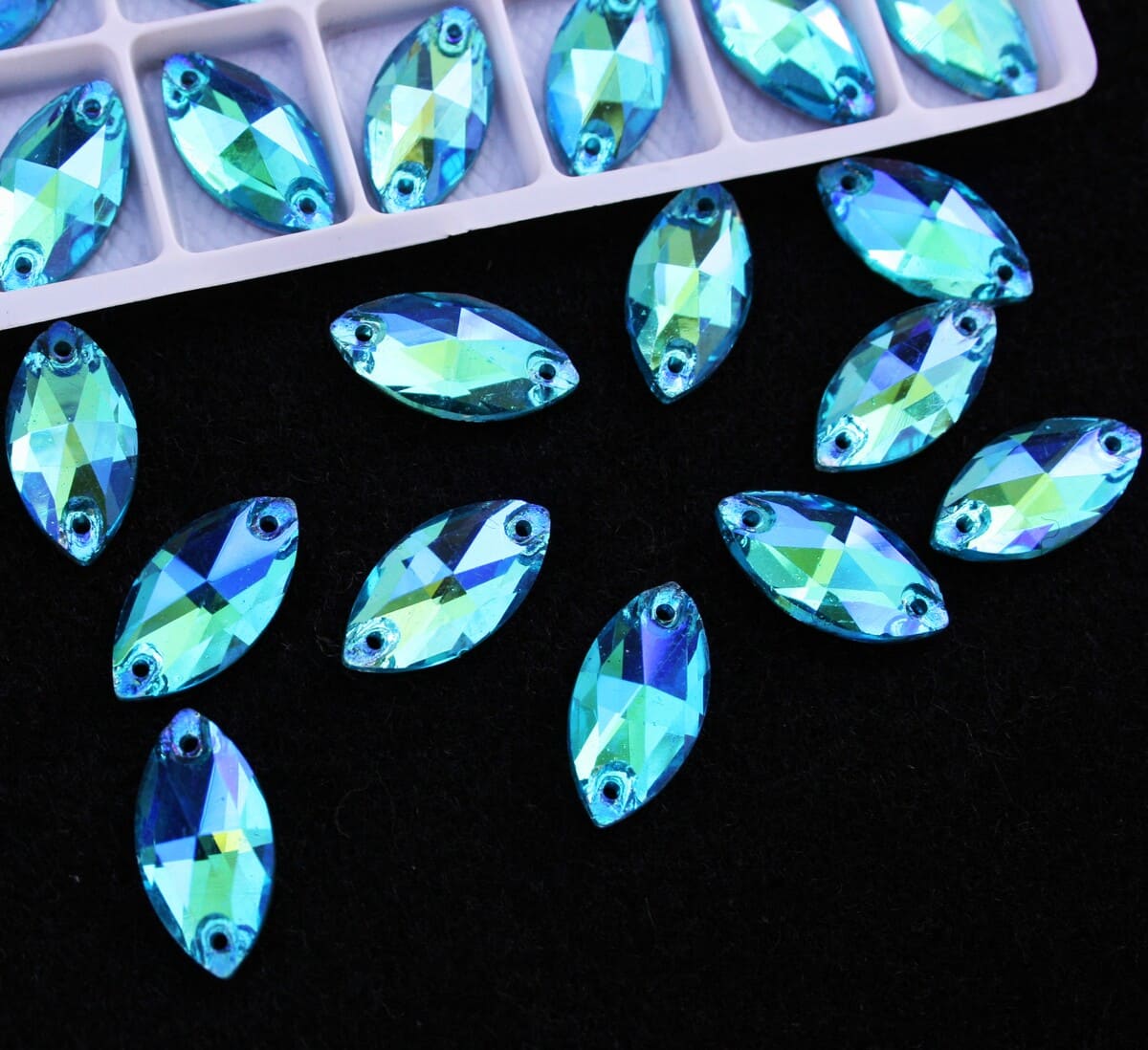 Aquamarine AB színű zabszem alakú kristály