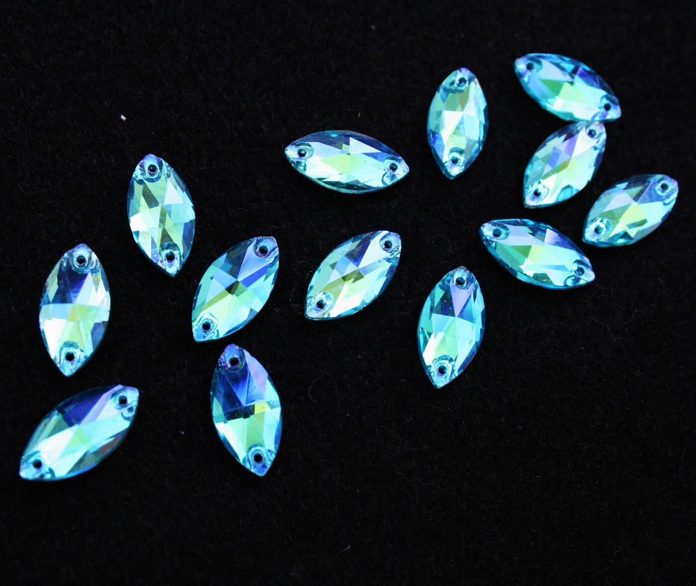 Aquamarine AB színű zabszem alakú kristály