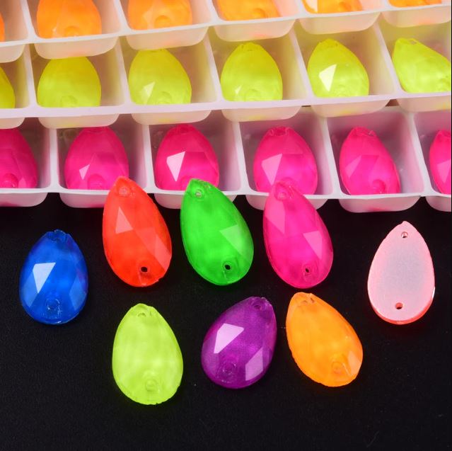 Neon csepp alakú kristály