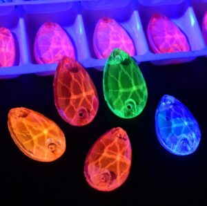 Neon csepp alakú kristály