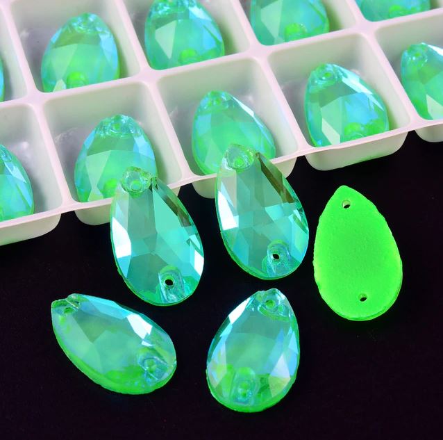 Neon Green AB színű csepp alakú kristály - Kristály Kuckó Neon Green AB színű csepp alakú kristály