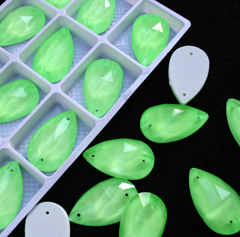 Neon Light Green színű csepp alakú kristály