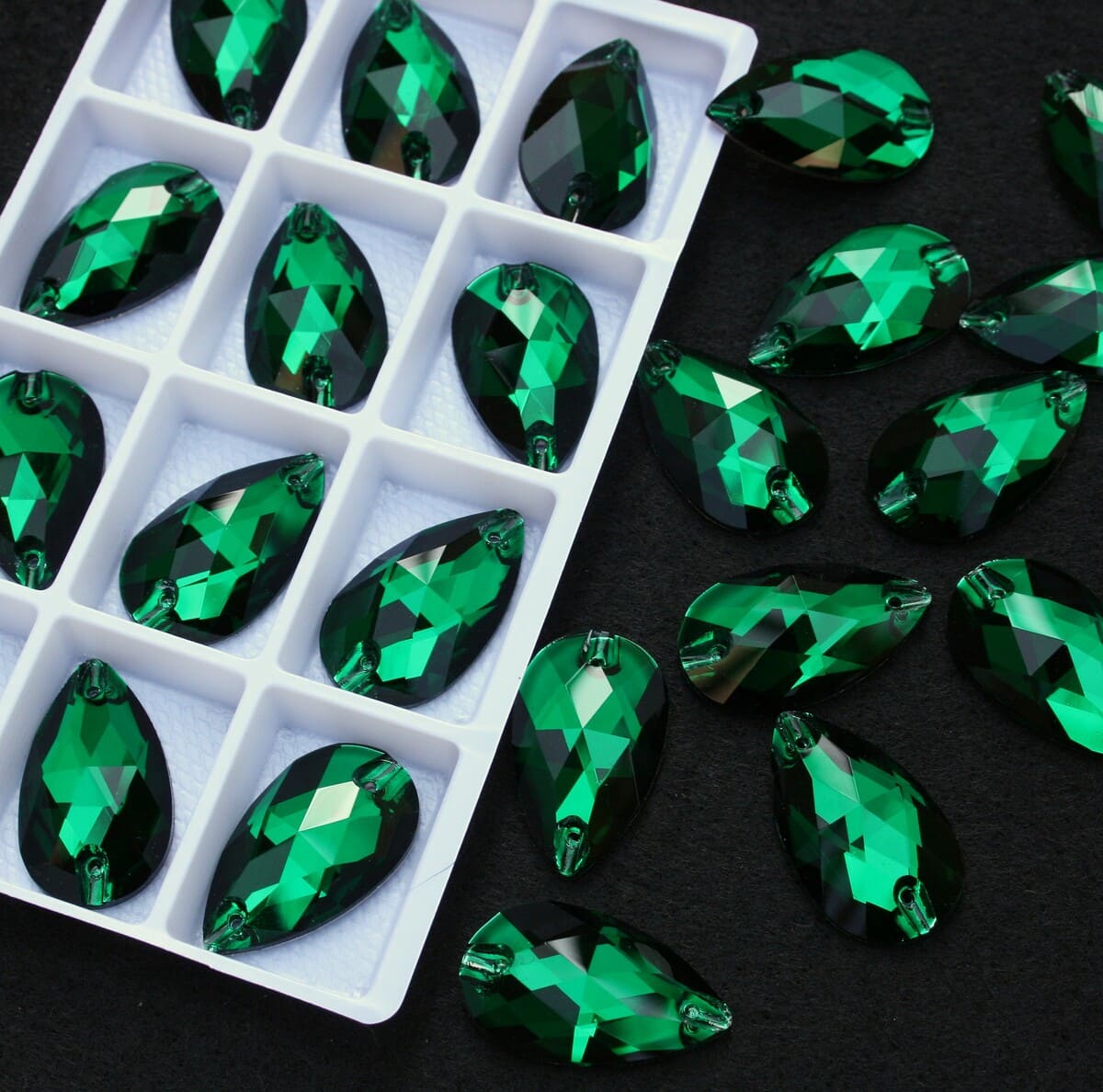 Emerald színű csepp alakú kristály