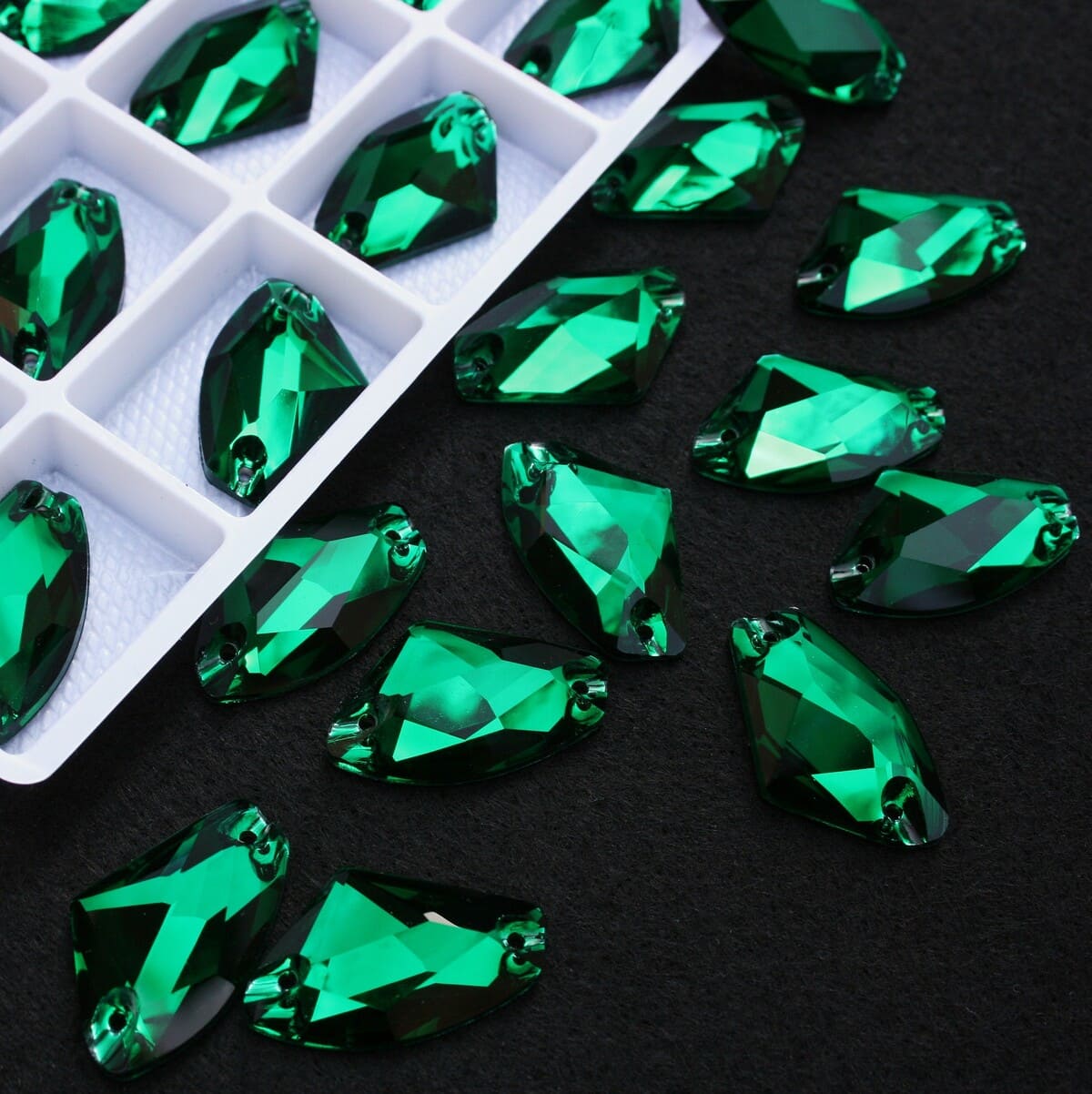 Emerald színű ék alakú kristály