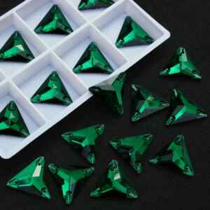 Emerald színű háromszög alakú kristály