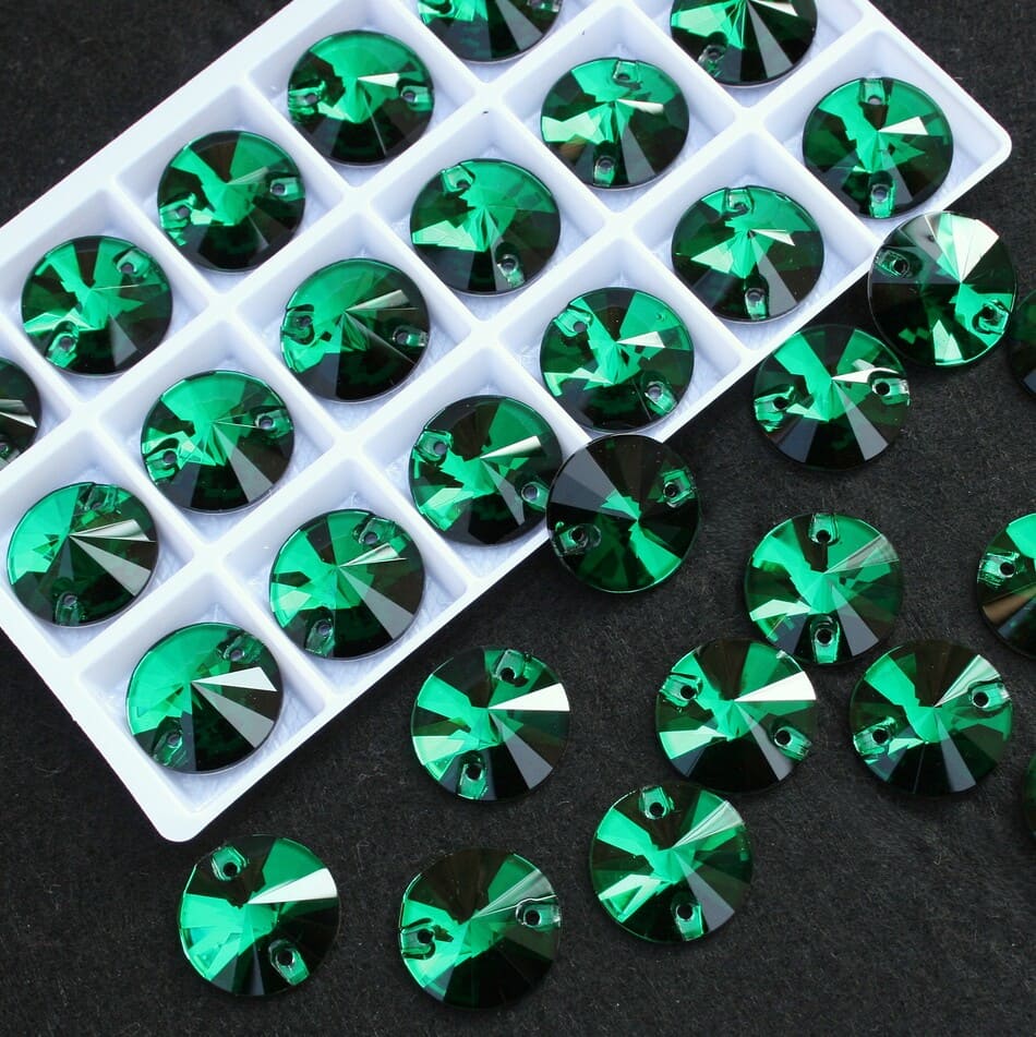 Emerald színű kör alakú kristály