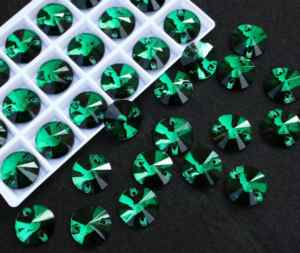 Emerald színű kör alakú kristály