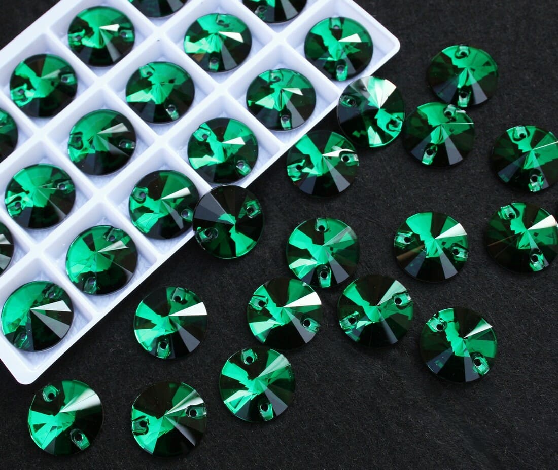 Emerald színű kör alakú kristály