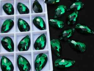 Emerald színű csepp alakú kristály