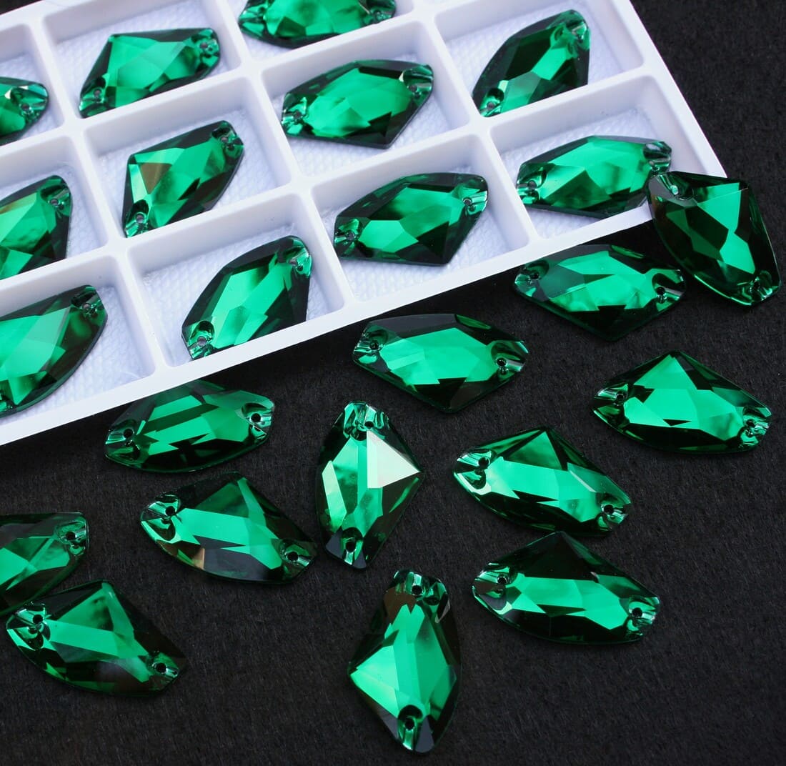 Emerald színű ék alakú kristály