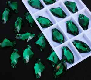 Emerald színű ék alakú kristály