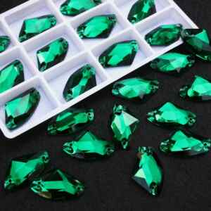 Emerald színű ék alakú kristály