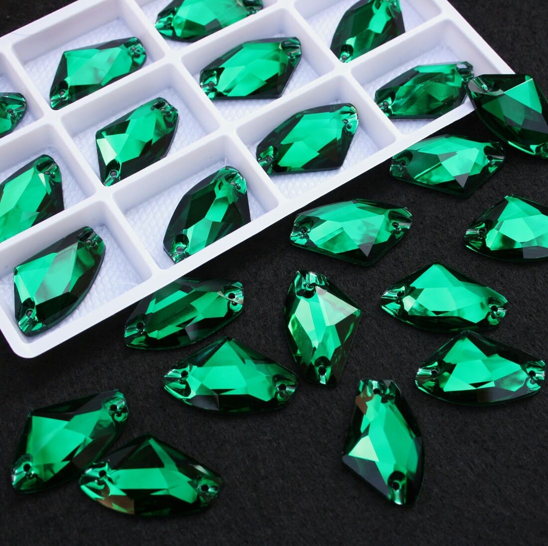 Emerald sz&iacute;nű &eacute;k alak&uacute; krist&aacute;ly