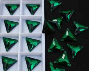 Emerald színű háromszög alakú kristály