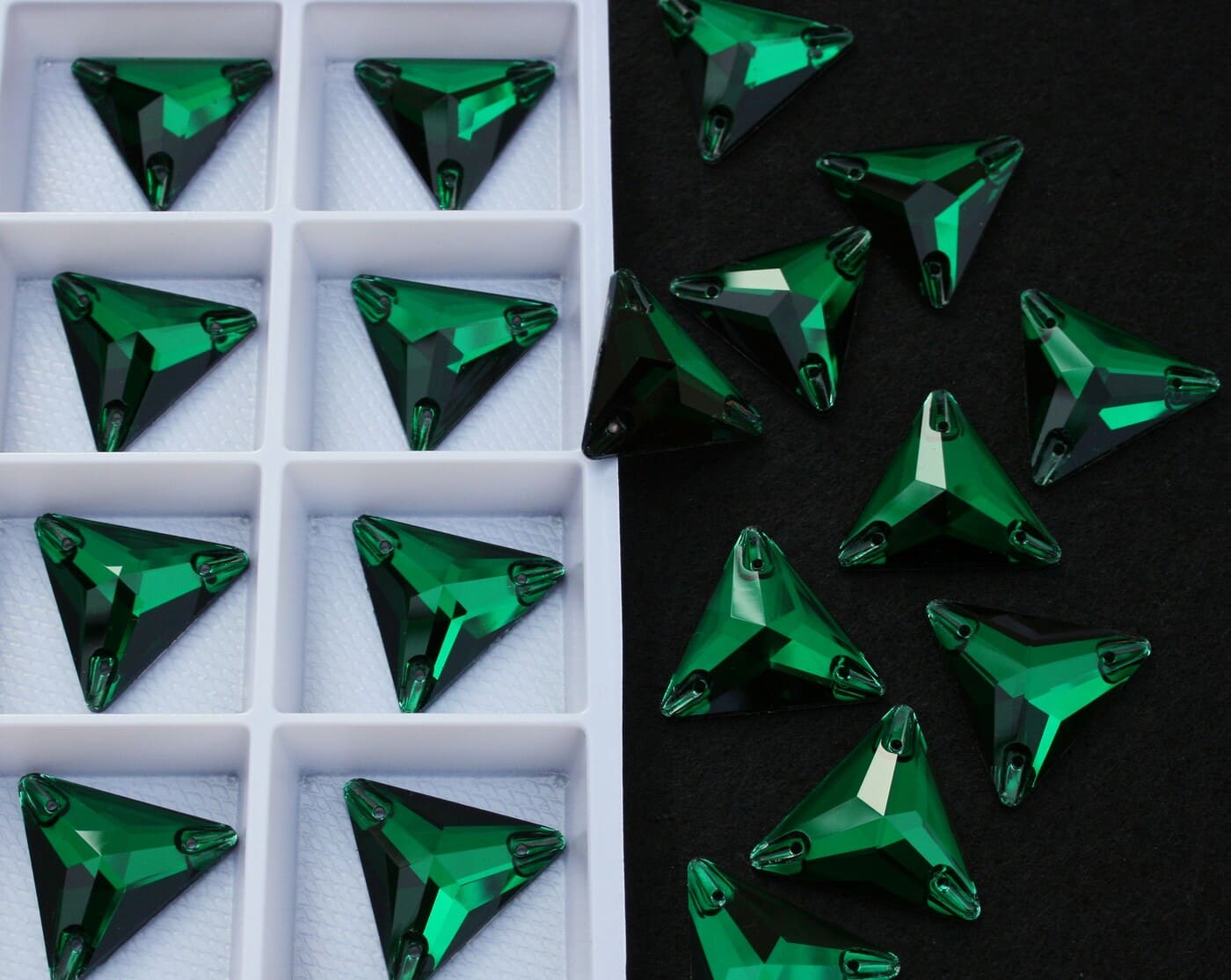 Emerald sz&iacute;nű h&aacute;romsz&ouml;g alak&uacute; krist&aacute;ly