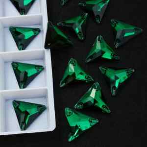 Emerald színű háromszög alakú kristály