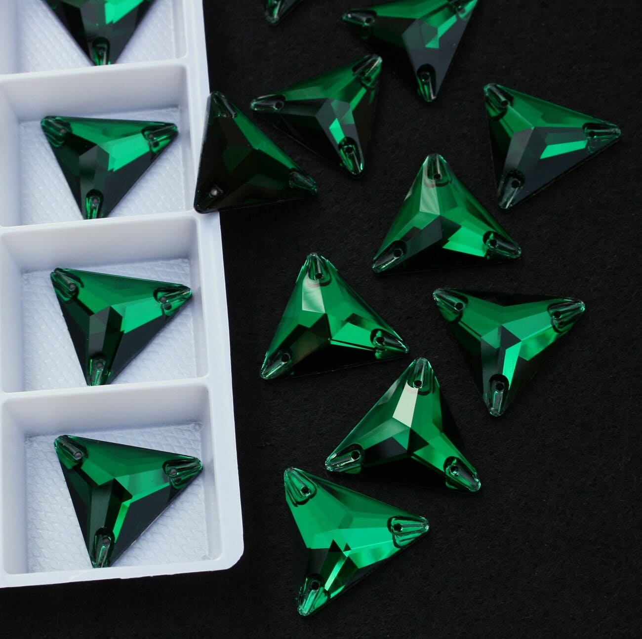 Emerald színű háromszög alakú kristály