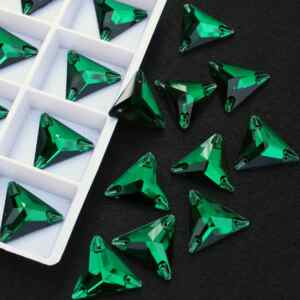 Emerald színű háromszög alakú kristály