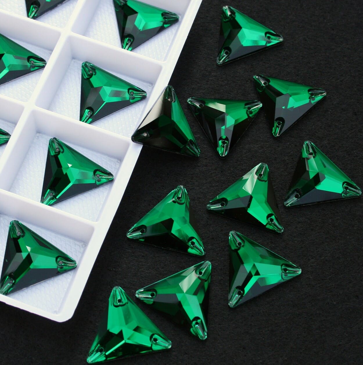 Emerald színű háromszög alakú kristály