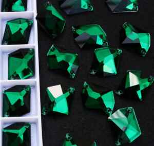 Emerald színű tört rombusz alakú kristály