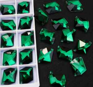 Emerald színű tört rombusz alakú kristály